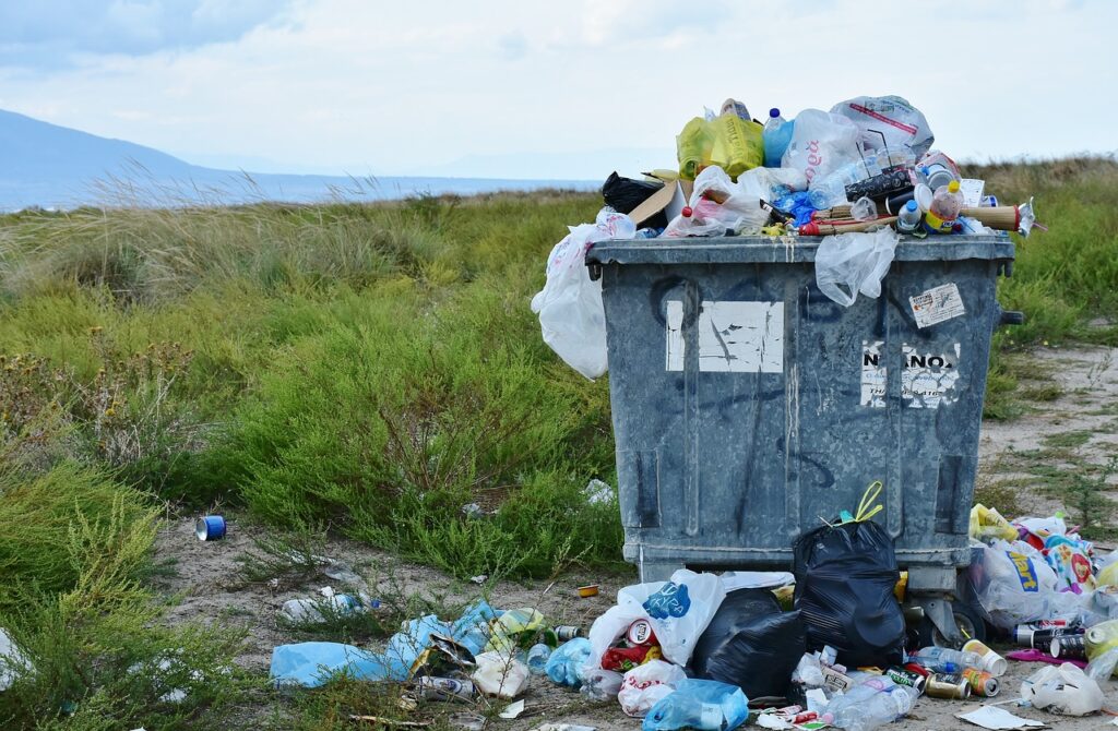Afval in een vuilnisbak in de natuur